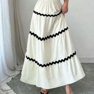 NWOT SIZE XL Elegant Black and White Scallop detail Women's Skirt